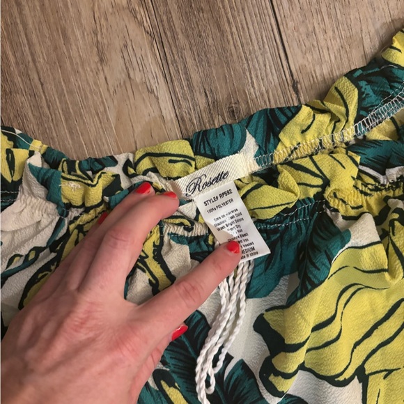 Tropical Banana Print Off-Shoulder romper medium - Picture 2 of 2